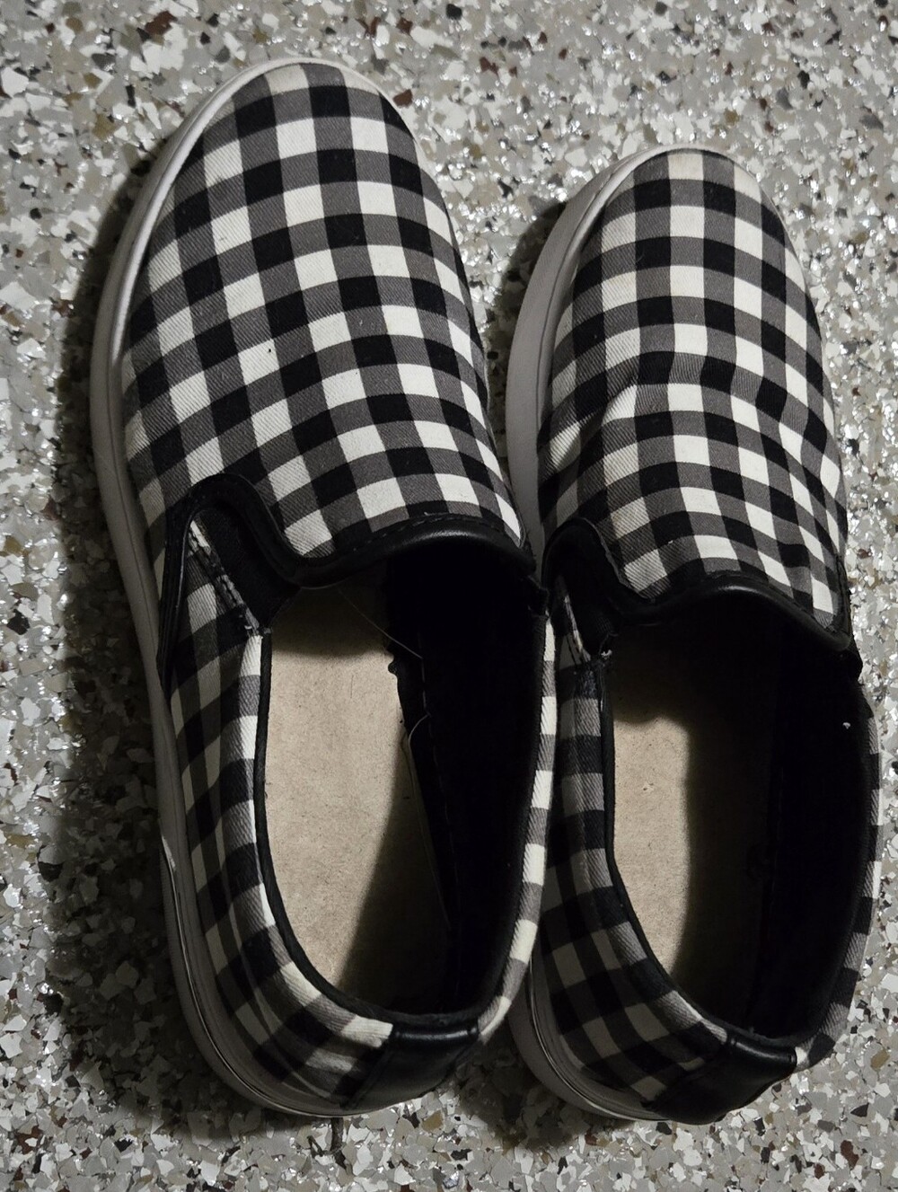 GUESS Black and White Gingham Slip-On Fashion Sneakers Size 8